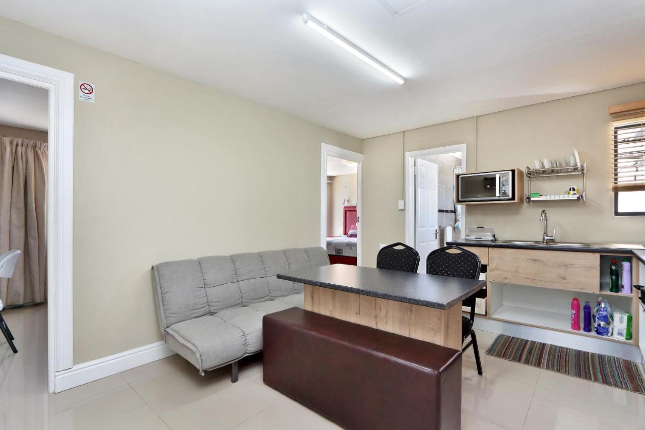 Camdene Guesthouse เคปทาวน์ ภายนอก รูปภาพ