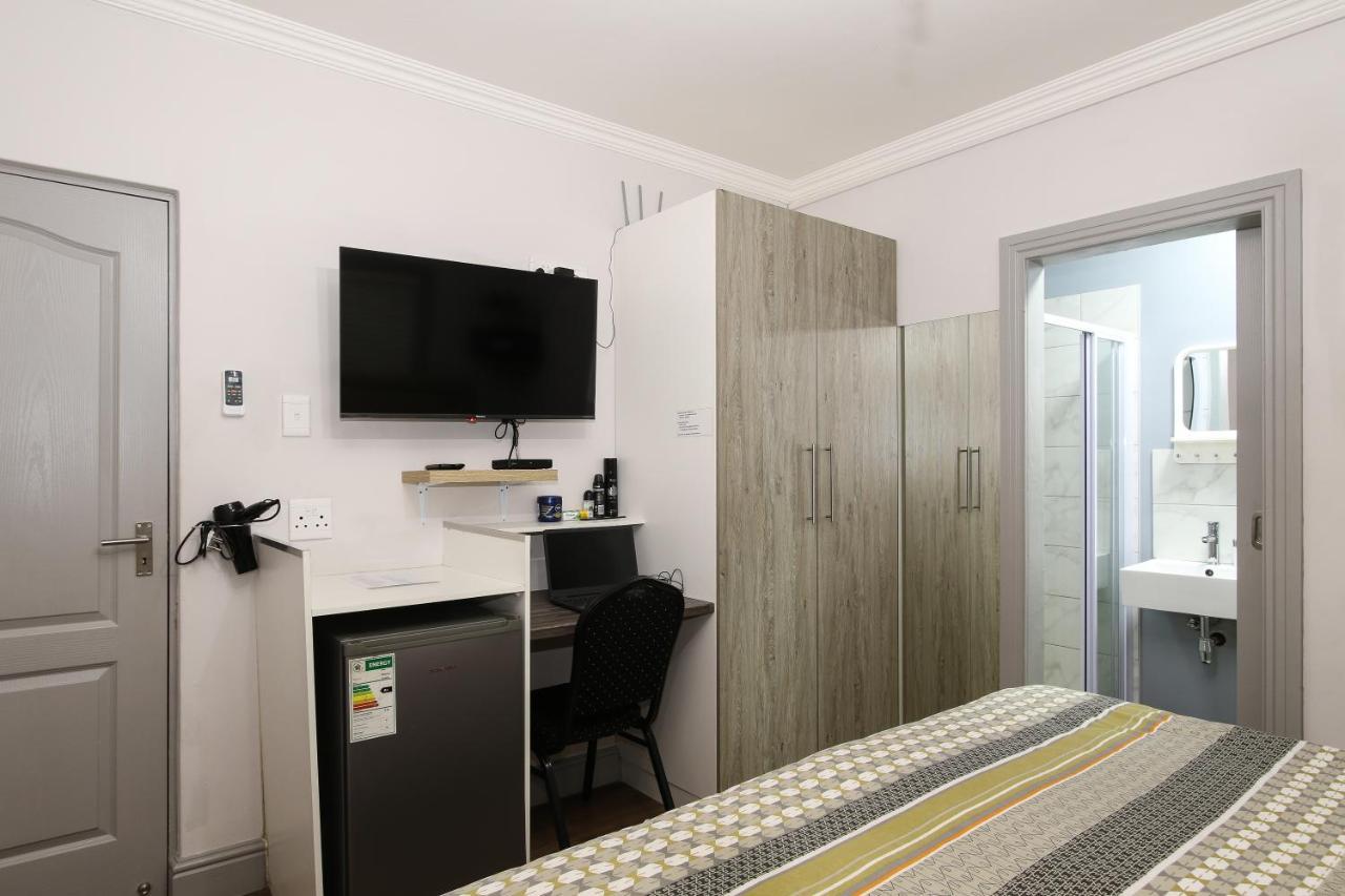 Camdene Guesthouse เคปทาวน์ ภายนอก รูปภาพ